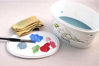Glassbytta som palett och vattenskål när du målar mad akryl | www.dinatelje.se