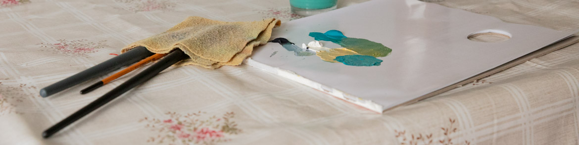 Ta hand om penslarna på rätt sätt, håll akrylpenslar fuktiga så att färgen inte torkar | DinAtelje.se