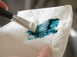 Torka av penseln på papper för att undvika onödig färg i avloppet | DinAtelje.se