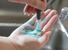 Tvätta akrylpenseln med tvål om färgen är svår att få bort | DinAtelje.se